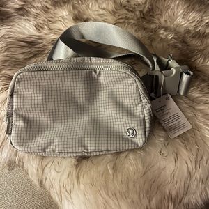 LULULEMON EVERYWHERE BAG, SEAL NWT
